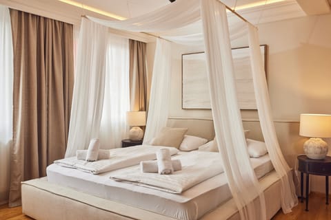 Luxury Studio Suite | Hypo-allergenic bedding, desk, free WiFi, bed sheets