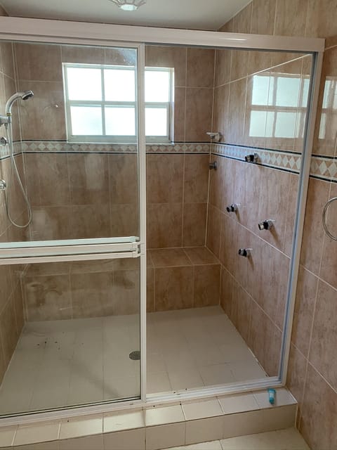 Grand Room | Bathroom | Combined shower/tub, free toiletries, hair dryer, towels
