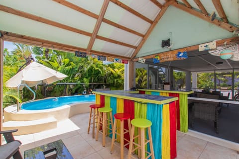 Tikki bar, pool, screened in patio!
It's 5 o'clock here!