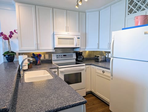 Fully and Beautifully stocked kitchen (1)