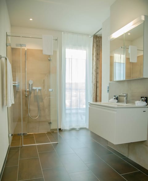 Deluxe Apartment | Bathroom shower