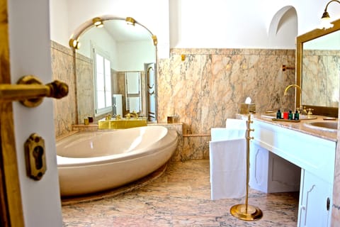 Honeymoon Suite, 1 Queen Bed, Sea View (New York Suite) | Bathroom | Shower, designer toiletries, hair dryer, slippers