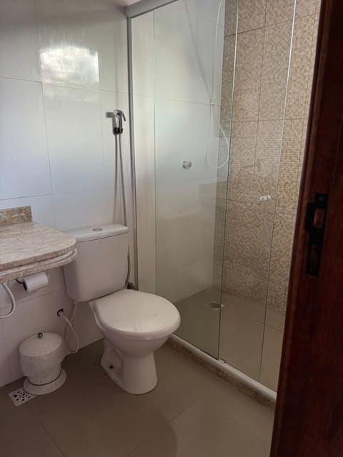 Suite Deluxe com Varanda | Bathroom | Shower, hair dryer, towels, soap