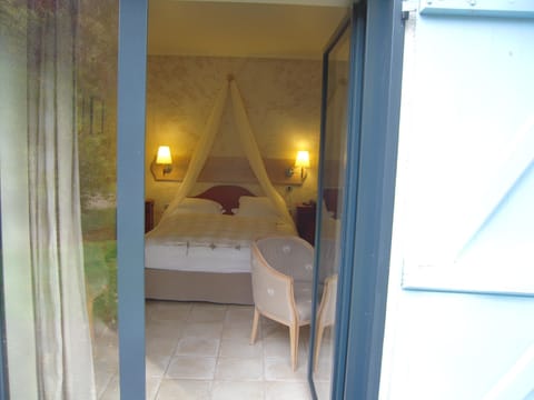 Premium bedding, in-room safe, soundproofing, free cribs/infant beds