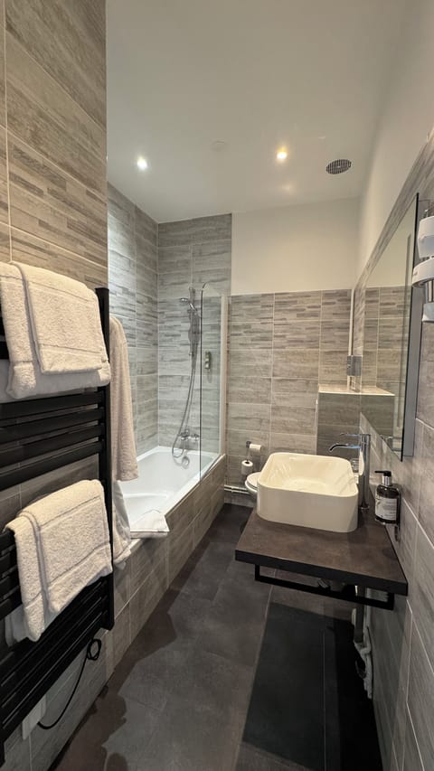 Superior Room, 1 Double or 2 Twin Beds | Bathroom | Hair dryer, towels