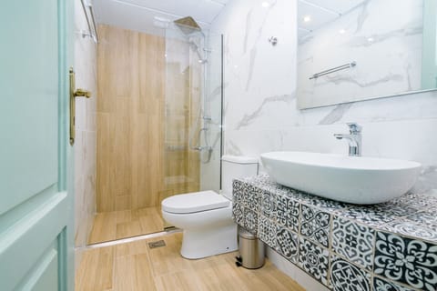 Standard Triple Room | Bathroom | Shower, free toiletries, hair dryer, towels