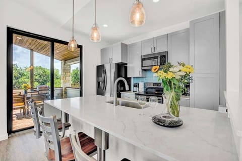 Fully equipped kitchen that boasts a beautiful and modern design.