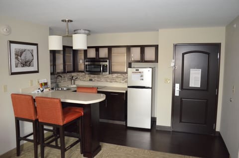 Full-size fridge, microwave, stovetop, dishwasher