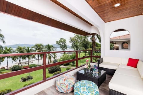 Beachfront Location, Flamingo Marina Cove 404