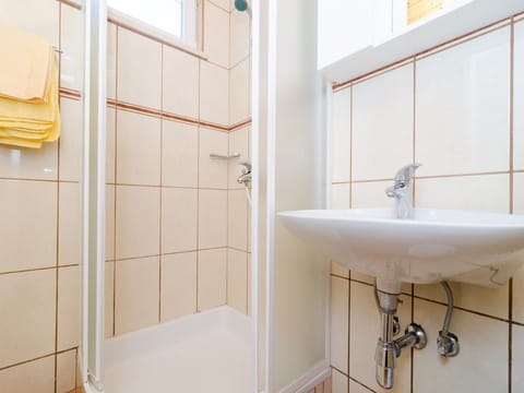 Apartment (One bedroom apt , balcony) | Bathroom | Shower, towels