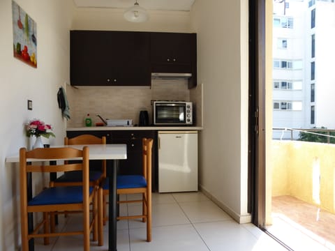 Apartment, 1 Bedroom, Garden View | Private kitchen | Fridge, stovetop, coffee/tea maker, electric kettle