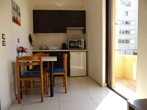 Apartment, 1 Bedroom, Garden View | Private kitchen | Fridge, stovetop, coffee/tea maker, electric kettle
