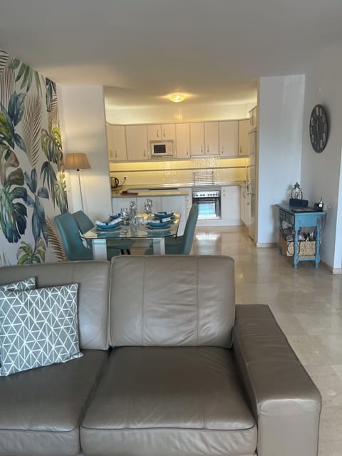 Open plan longe dining and kitchen area