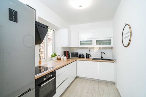 House (Four-Bedroom House with Terrace) | Private kitchen | Fridge