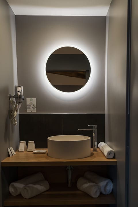 Room (Cosy) | Bathroom | Shower, hair dryer, towels, soap