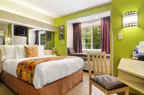 Standard Room, 1 Queen Bed | Premium bedding, pillowtop beds, individually decorated