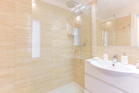 Superior Suite | Bathroom | Shower, rainfall showerhead, free toiletries, hair dryer