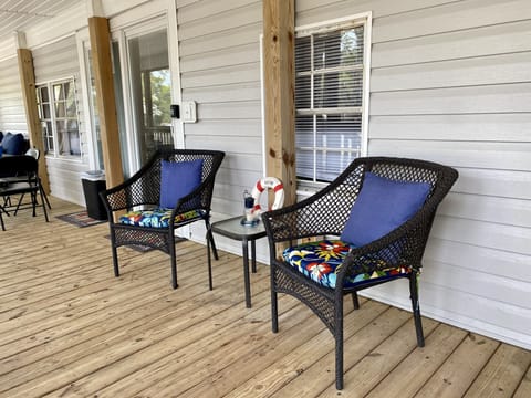 Outdoor Seating on Screen Porch