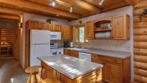 Great kitchen island to prep meals on.