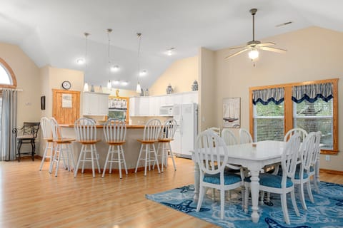 VOH22: The Hunkerdowner l Top Level Dining Area and Kitchen