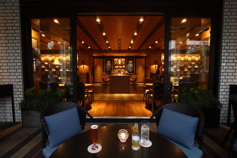 2 restaurants; breakfast, lunch, and dinner served