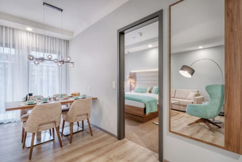 Deluxe Apartment, 2 Bedrooms, Non Smoking, Kitchen | In-room dining