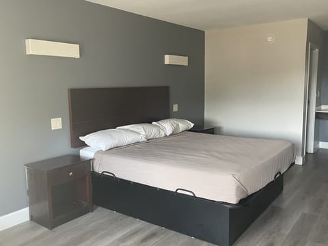 Deluxe Room, 1 King Bed, Non Smoking | Soundproofing, free WiFi, bed sheets