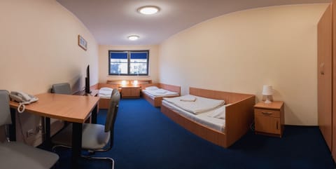 Triple Room | Iron/ironing board, bed sheets