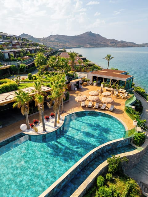 Seasonal outdoor pool, free cabanas, pool umbrellas