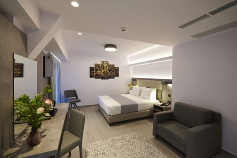 Superior Triple Room | Premium bedding, in-room safe, desk, laptop workspace