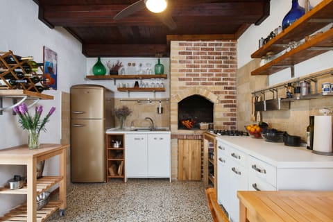 Fridge, stovetop, coffee/tea maker, highchair