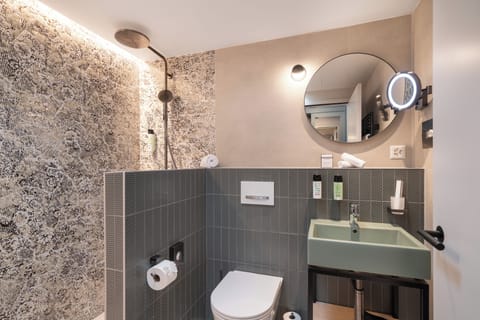 Spacious Roof Top Room | Bathroom | Free toiletries, hair dryer, bathrobes, slippers