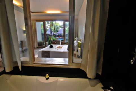 Deluxe Room, Pool View | Bathroom amenities | Free toiletries, hair dryer, bathrobes, towels