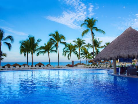 4 outdoor pools, sun loungers