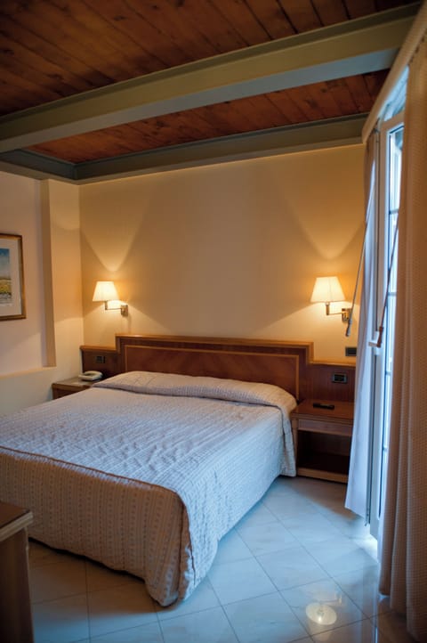 Double Room | In-room safe, desk, cribs/infant beds, free WiFi