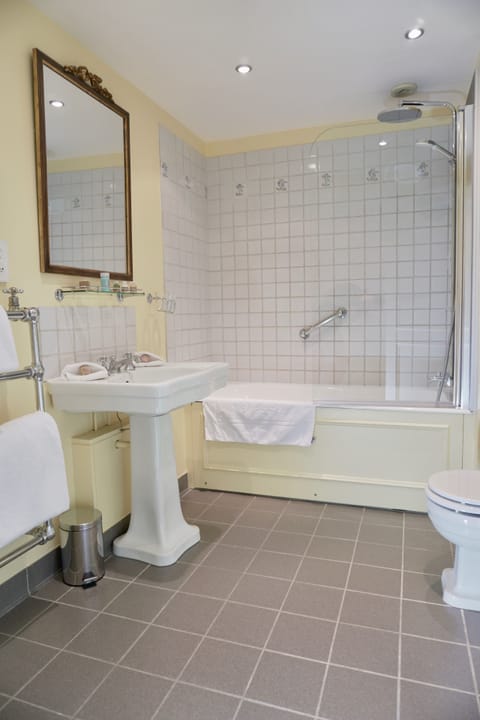Combined shower/tub, free toiletries, hair dryer, towels
