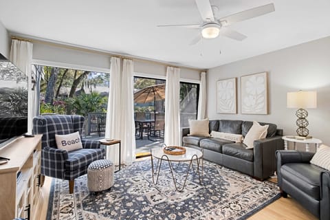 Living Room with smart tv, record player/bluetooth speaker
