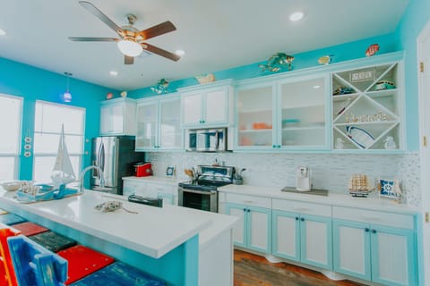 Stunning fully equipped kitchen will all of your cooking needs!