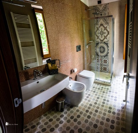 Family Quadruple Room | Bathroom | Shower, rainfall showerhead, hair dryer, slippers