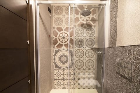 Single Room | Bathroom shower