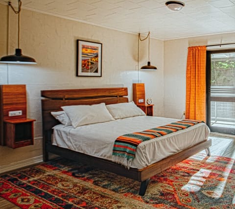 Premium Single Room, 1 King Bed, Non Smoking, Lake View | Individually decorated, individually furnished, blackout drapes