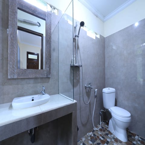 Shower, free toiletries, towels, soap