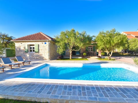 Water, Plant, Daytime, Sky, Property, Building, Swimming Pool, Azure, Blue, Rectangle