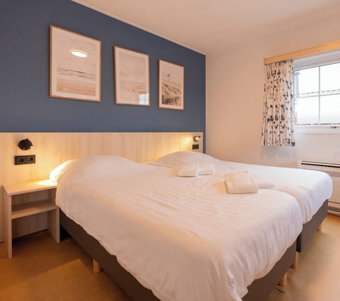 Minibar, free WiFi, bed sheets