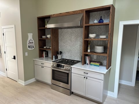 Range with shelves storing all you need during your stay.