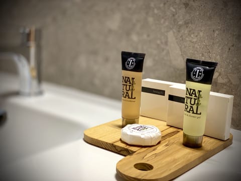 Deluxe Room | Bathroom amenities | Shower, designer toiletries, hair dryer, bidet