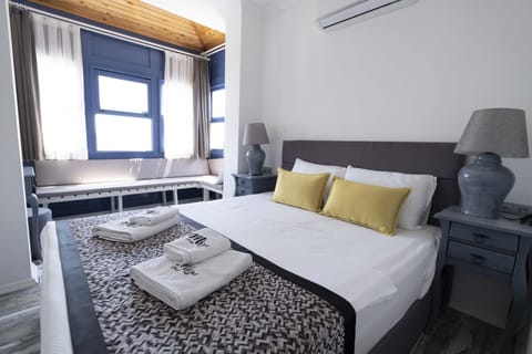 Exclusive Room | In-room safe, blackout drapes, free WiFi, bed sheets