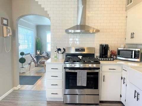 Gas stove in the well-equipped kitchen.