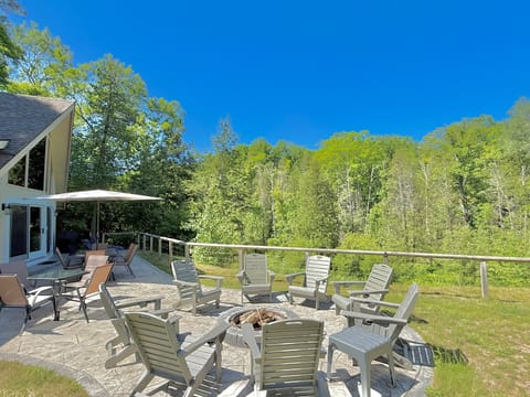 Spectacular patio & firepit overlooking the Betsie River! (Plenty of seating)