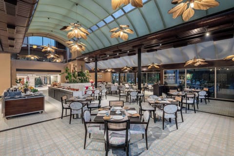 3 restaurants; breakfast, lunch, dinner, and brunch served
